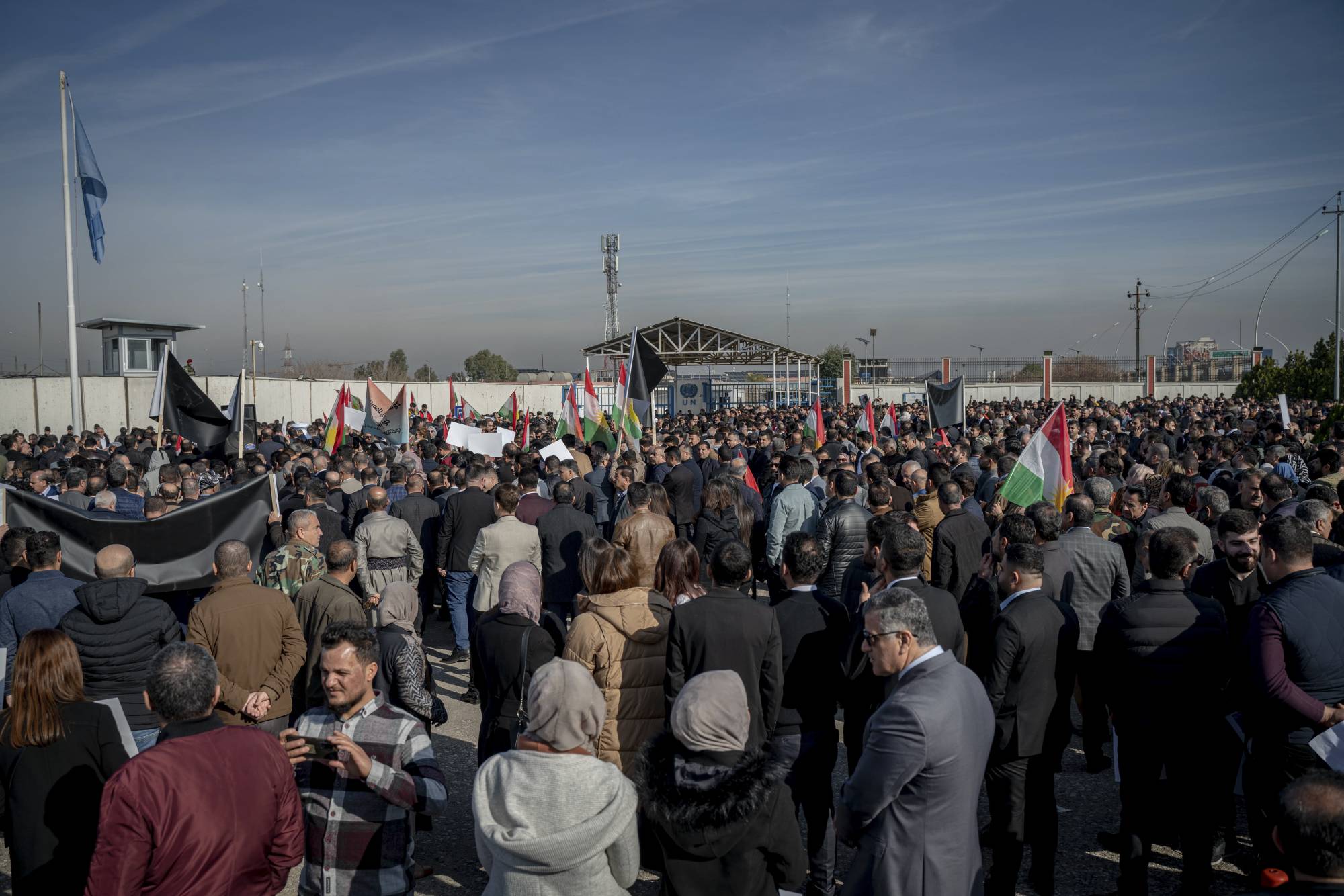 FOTO: Yüzlerce kişi, İran Devrim Muhafızları’nın Erbil’e saldırısında ölenlerin yasını tutuyor (AFP)