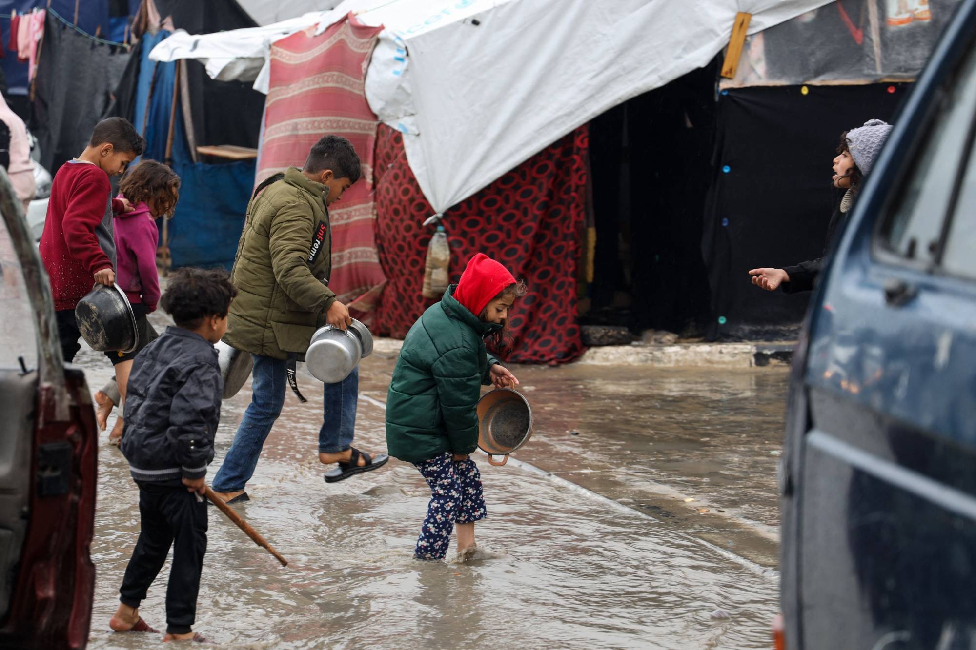 Fotoğraf Altı: Şiddetli yağmur, Gazze Şeridi'nin güneyindeki Refah'ta yerinden edilmiş insanların çadırlarını sular altında bıraktı. (AFP)
