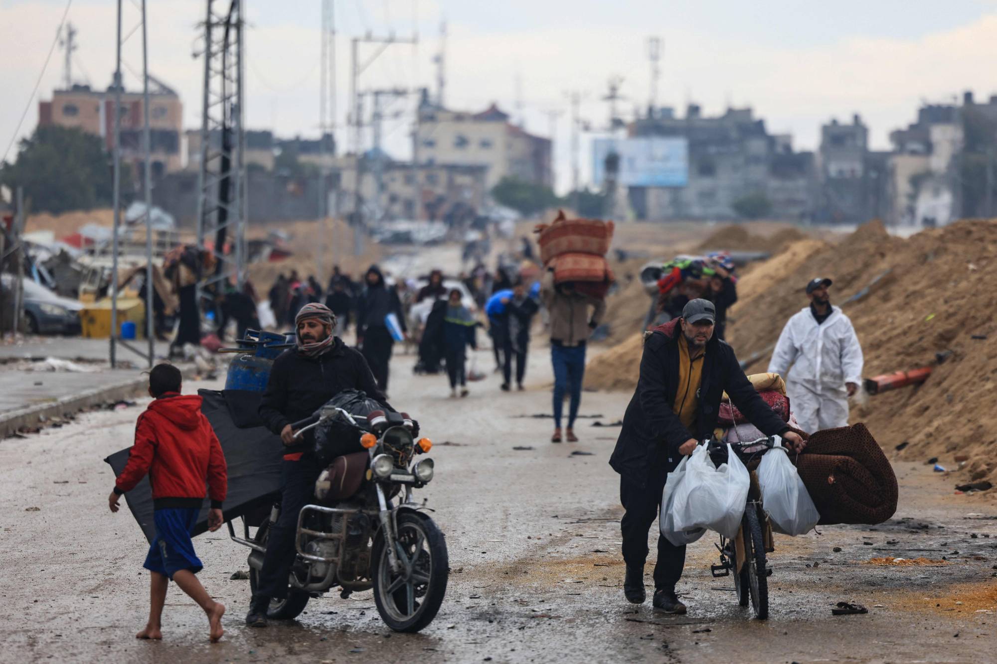 Fotoğraf Altı: Han Yunus'tan Refah'a doğru göç devam ediyor. (AFP)