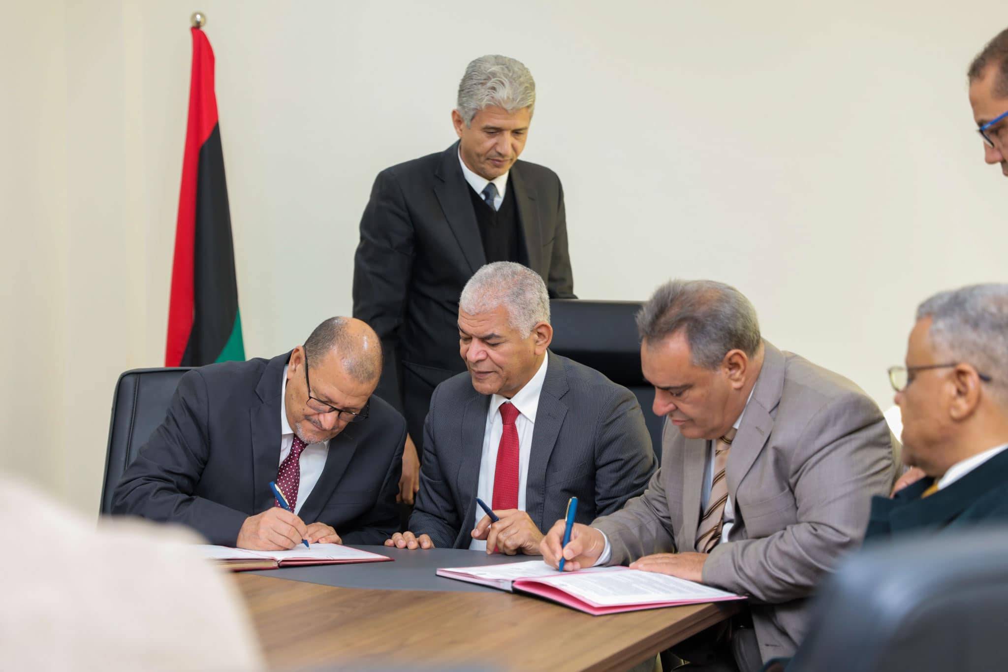 Fotoğraf Altı: Hammad hükümetinin Yatırım Bakanlığı, Bingazi’den Mısır sınırına kadar demiryolu inşasına ilişkin anlaşma için imza töreni düzenledi. (Yatırım Bakanlığı)