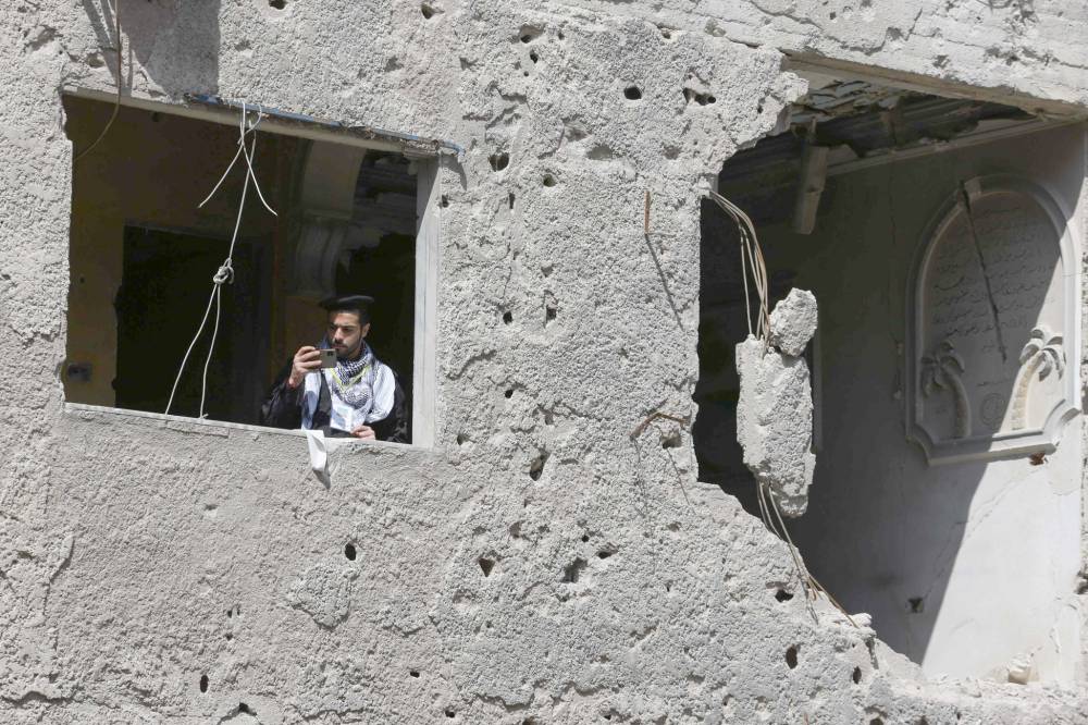 Fotoğraf Altı: Şam’ın güneyindeki Filistin Yermük Kampı’nda, yıkılmış bir bina. (AFP)