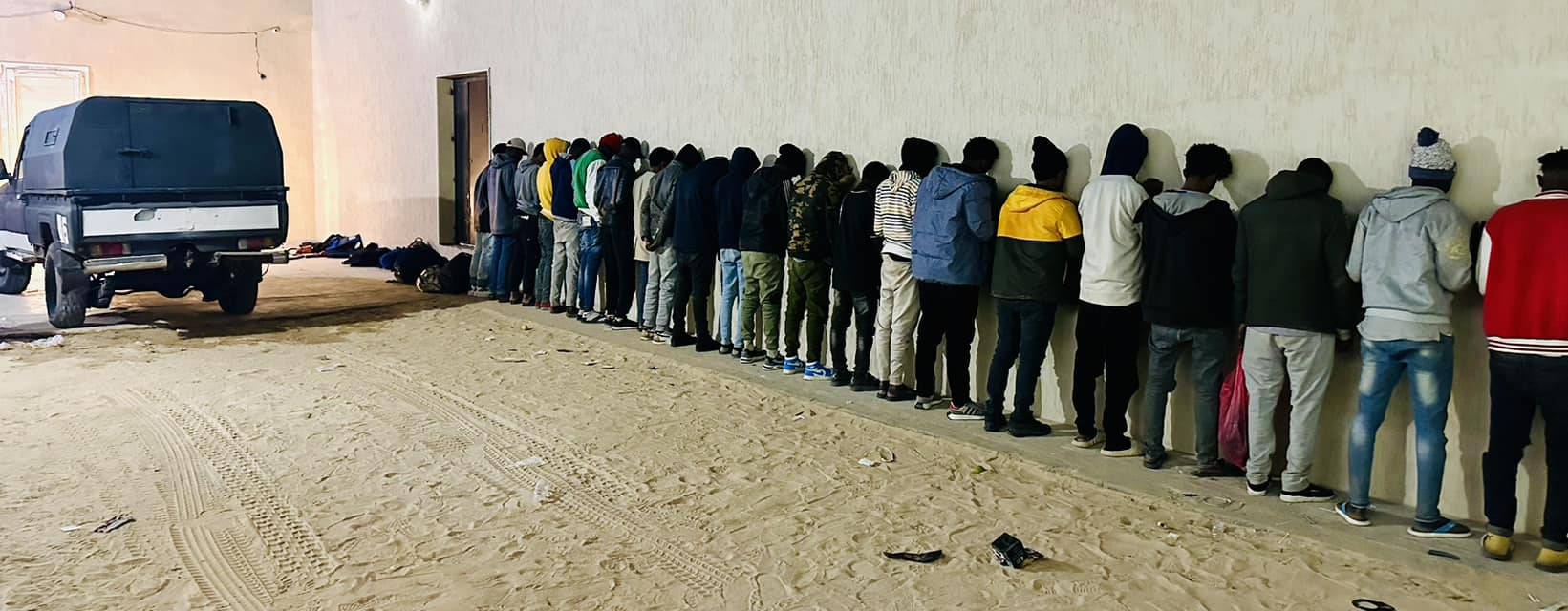 Fotoğraf Altı: Libya’nın batısındaki Zuvare şehrinde ele geçirilen düzensiz göçmenler. (Göçle Mücadele Kurumu)