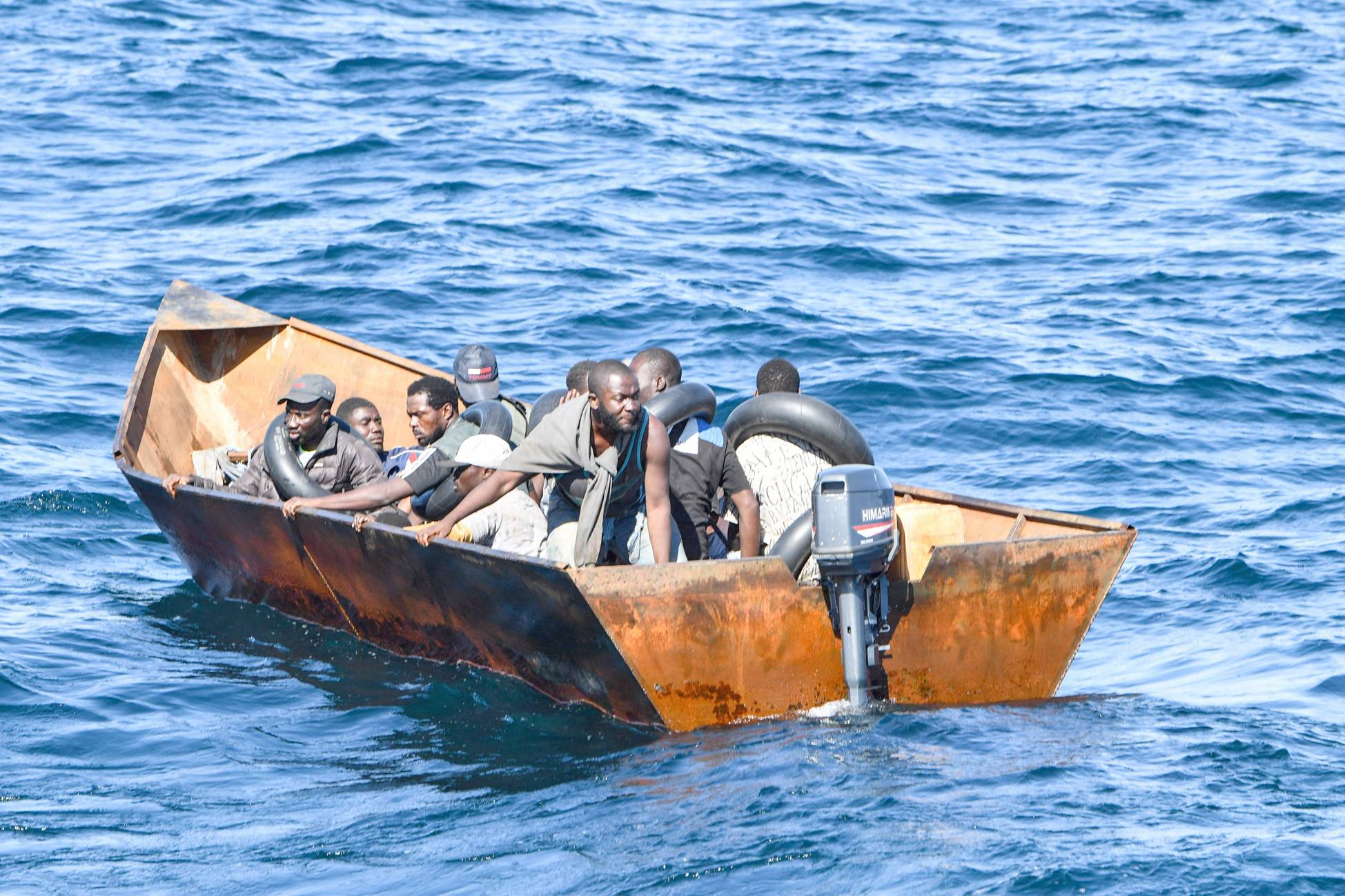 Fotoğraf Altı: Tunus Sahil Güvenliği tarafından geçen ekim ayında durdurulan göçmenler. (AFP)