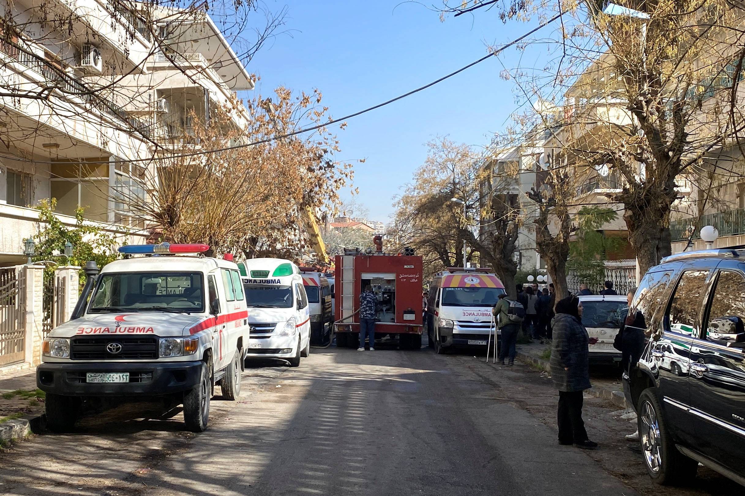 (foto altı) İsrail'in Şam'daki Mezze Villat mahallesine düzenlediği saldırının ardından bölgeye gelen ambulanslar ve itfaiye araçları. (Reuters)