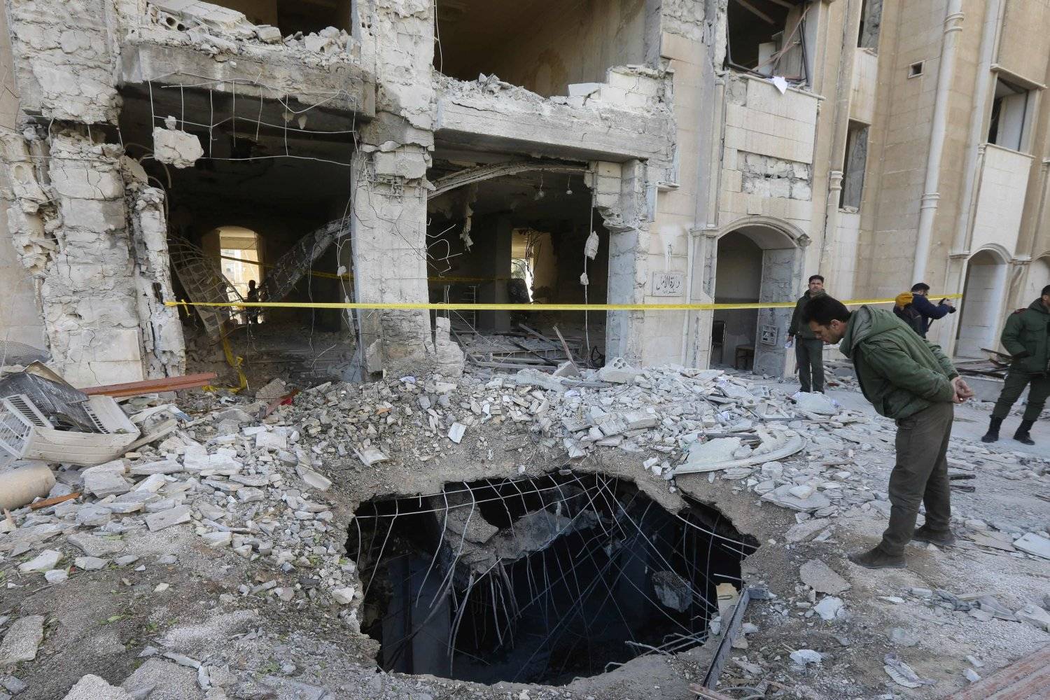 (foto altı) Geçtiğimiz Şubat ayında Şam'ın güneybatısındaki Kafr Sousa mahallesini etkileyen İsrail bombardımanının yol açtığı yıkım. (AFP)