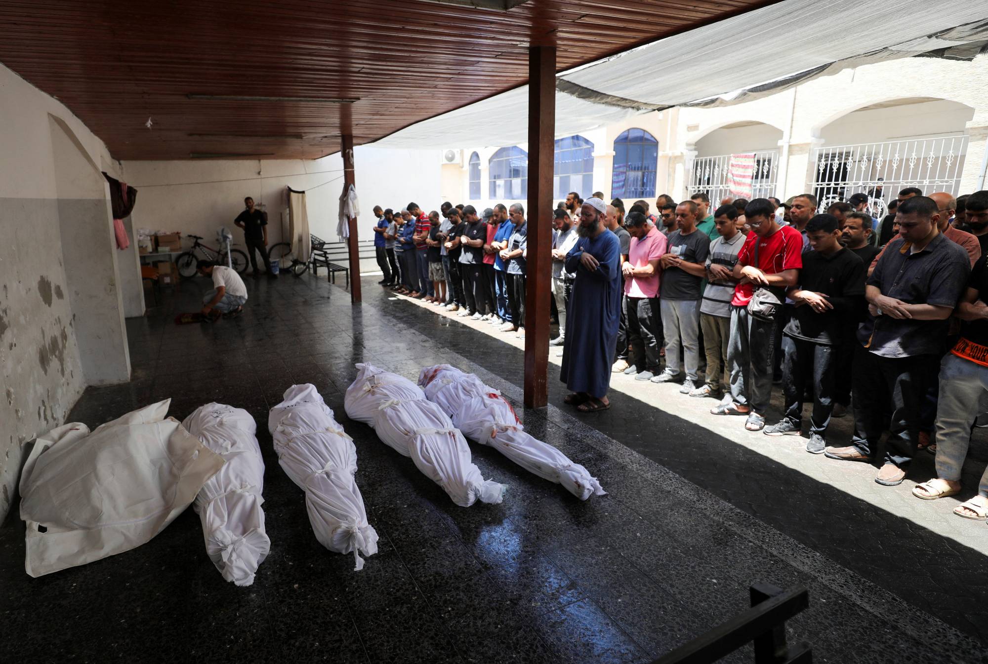 Filistinliler, Gazze'de İsrail hava saldırısında ölenler için düzenlenen cenaze törenine katıldı. (Reuters)