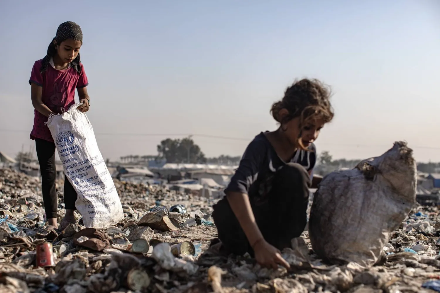 Han Yunus Mülteci Kampı’nda gaz ve yakıt sıkıntısının yaşandığı bir dönemde çöp döküm sahasından plastik toplayan Filistinli çocuklar (EPA)