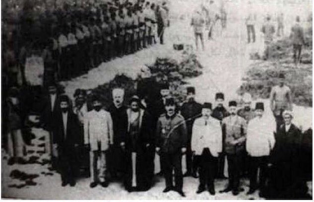 (foto altı) Emin el-Hüseyni başkanlığındaki Filistinli alimlerden oluşan bir heyetin el-Muhammara'yı ziyareti ve el-Fiyliyye Sarayı'nda Şeyh Hazal el-Kaabi ile görüşmesinden / Fotoğraf: Sosyal medya