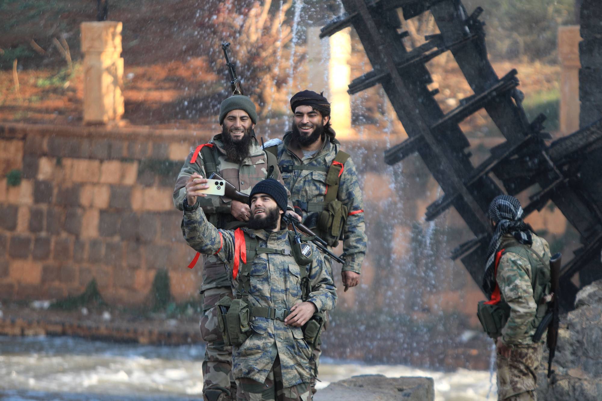 Hama kentinde muhaliflerin dün çekilen fotoğrafı(AFP)
