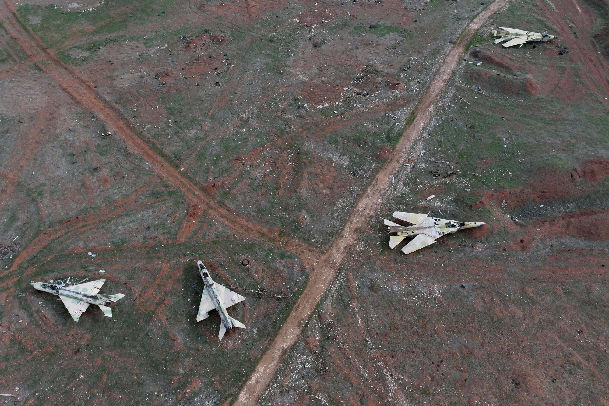 Hama'da muhalifler tarafından ele geçirilen bir askeri havaalanındaki uçakların havadan görünümü (AFP)