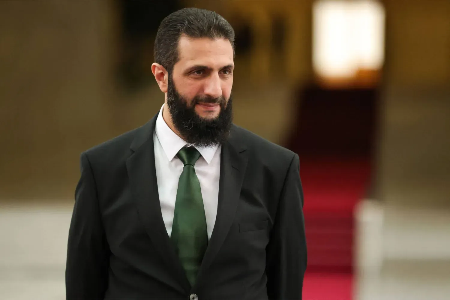 Suriye lideri Ahmed eş-Şara Şam'daki başkanlık sarayında,(Arşiv-AFP)