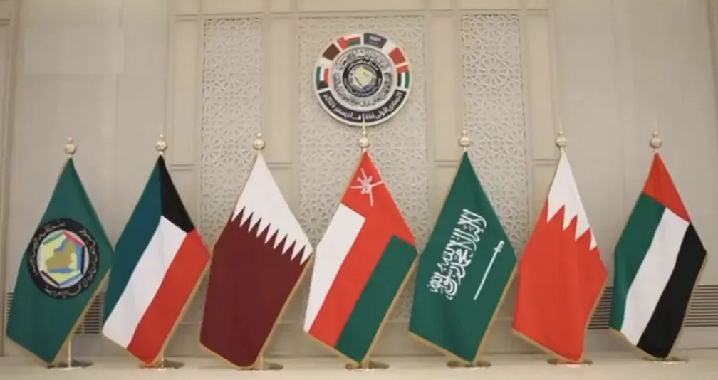 الخطط الإصلاحية والمخاطر المالية المنخفضة تُعزز الاستقرار الاقتصادي لدول الخليج
