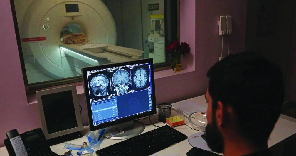 إصابات الرأس الخطيرة: هل تُحفّز الفيروسات الكامنة في جسمك؟
