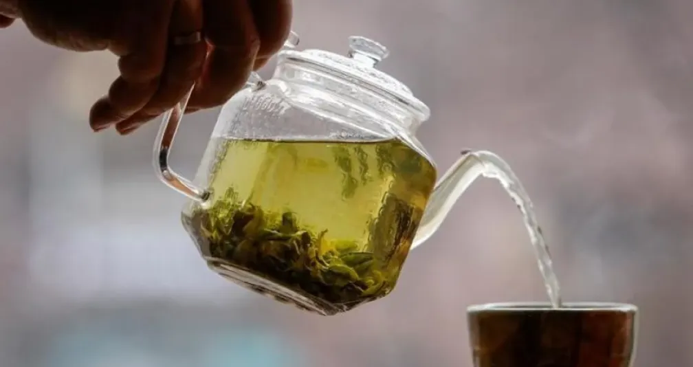 لماذا يجب عليك استبدال الشاي الأخضر بالقهوة؟ اكتشف نصائح العلماء!
