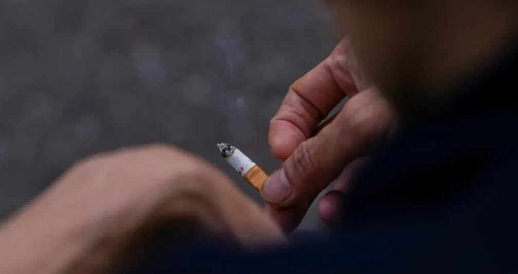 التدخين يزيد من خطر الإصابة بالسكتات الدماغية بين الشباب: حقائق صادمة!