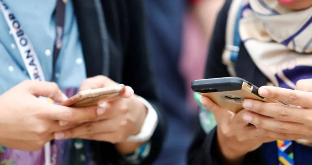 هل تؤدي الإفراط في استخدام الهاتف إلى هوس بين فئة الأعمار هذه؟ اكتشف التفاصيل!