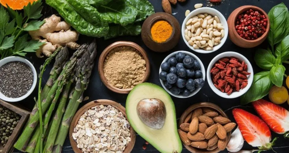 أفضل 10 أطعمة تعزز صحة العين وتساعد على الوقاية من الأمراض البصرية!