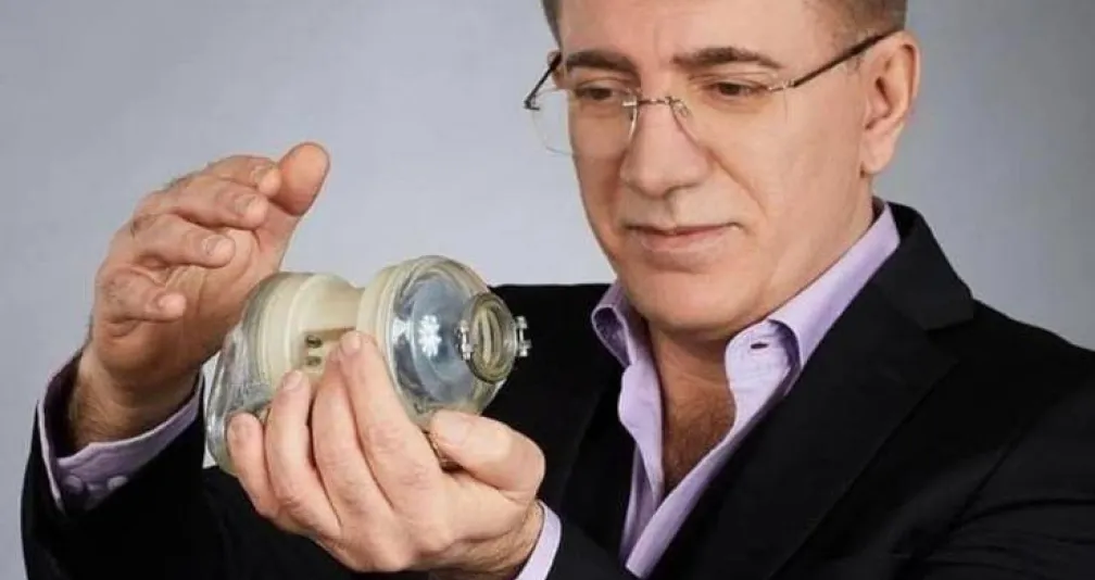 آزاد النجار: الطبيب الذي يسعى لتحسين نبض القلوب دون أخطاء!