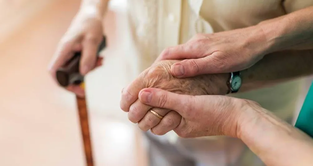 أطعمة ترفع خطر الإصابة بالشلل الرعاش: تجنبها لحماية صحتك!