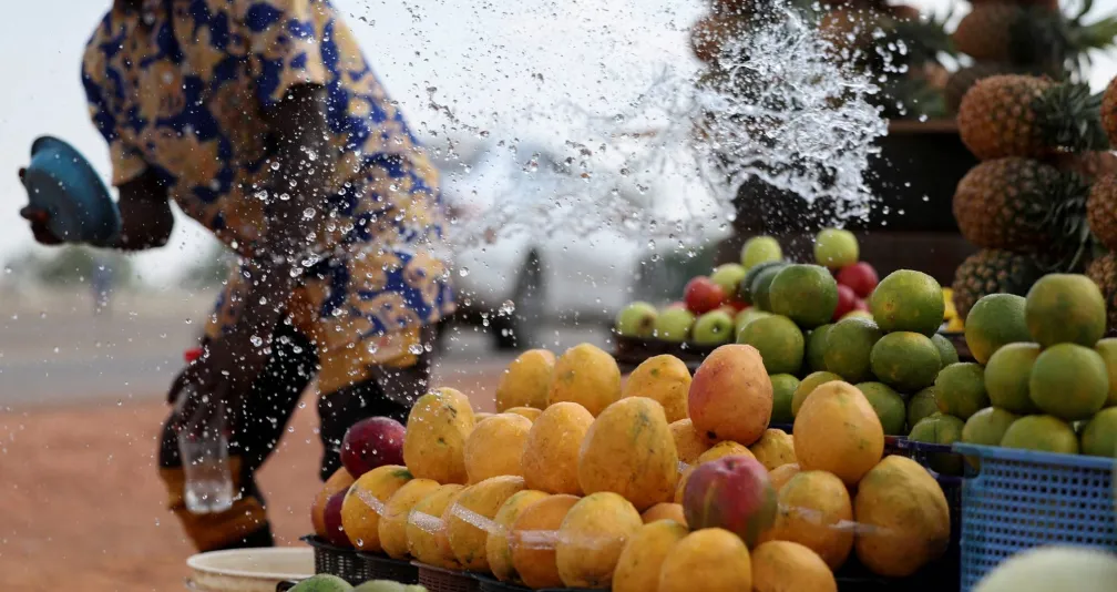 هل تعمل في ساعات متأخرة؟ إليك 6 وجبات خفيفة ليلية تعزز صحة قلبك!