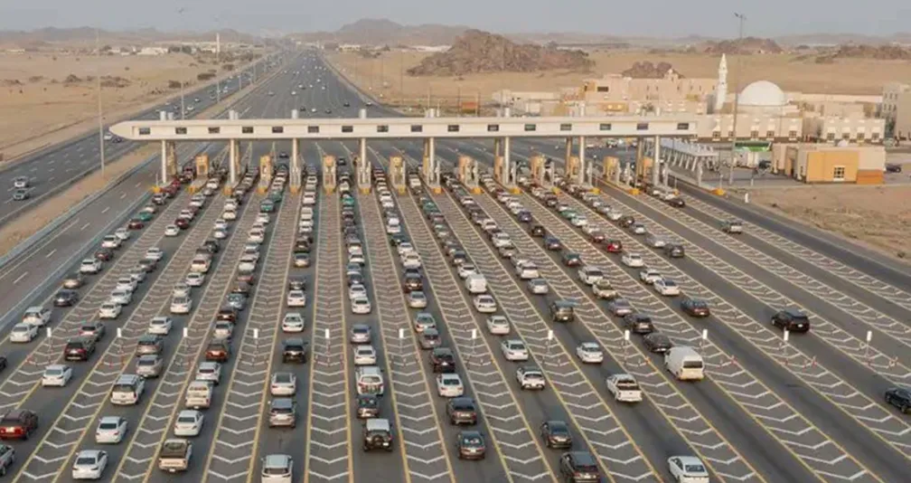 السعودية: إيقاف 30 موظفاً حكومياً حاولوا تمكين مخالفين من أداء الحج