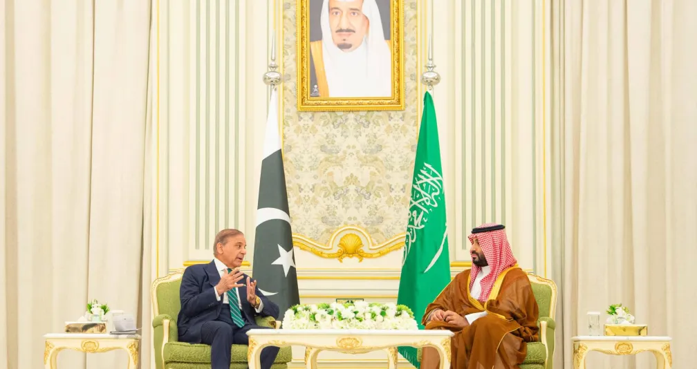 ولي العهد السعودي ورئيس الوزراء الباكستاني يعقدان مباحثات في الرياض