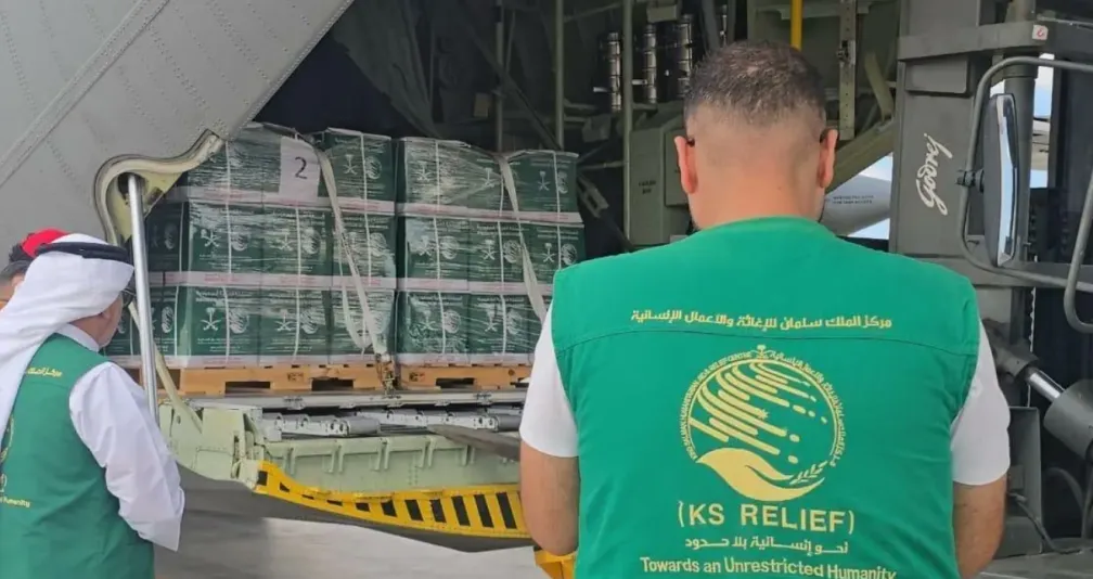 السعودية تواصل جسرها الإغاثي للشعب الفلسطيني بوصول الطائرة الـ64 إلى العريش