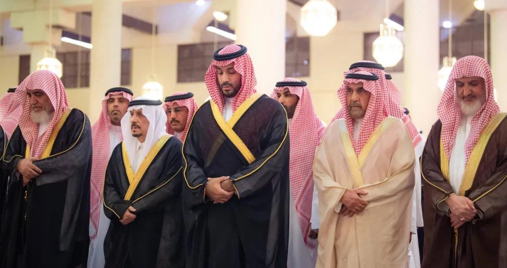 ولي العهد السعودي يؤدي صلاة الميت على مفتي البلاد