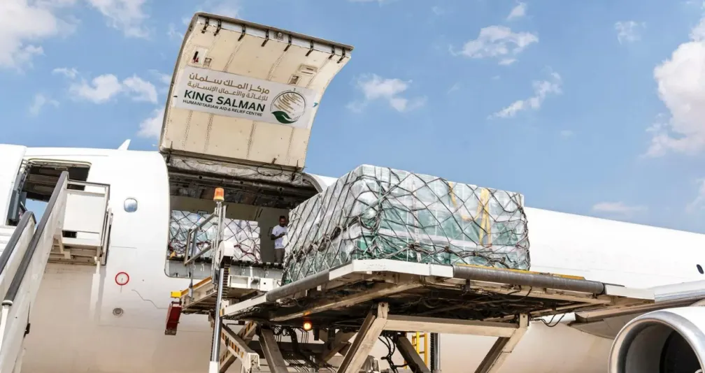 السعودية تواصل جسرها الإغاثي للشعب الفلسطيني بوصول الطائرة الـ65 للعريش