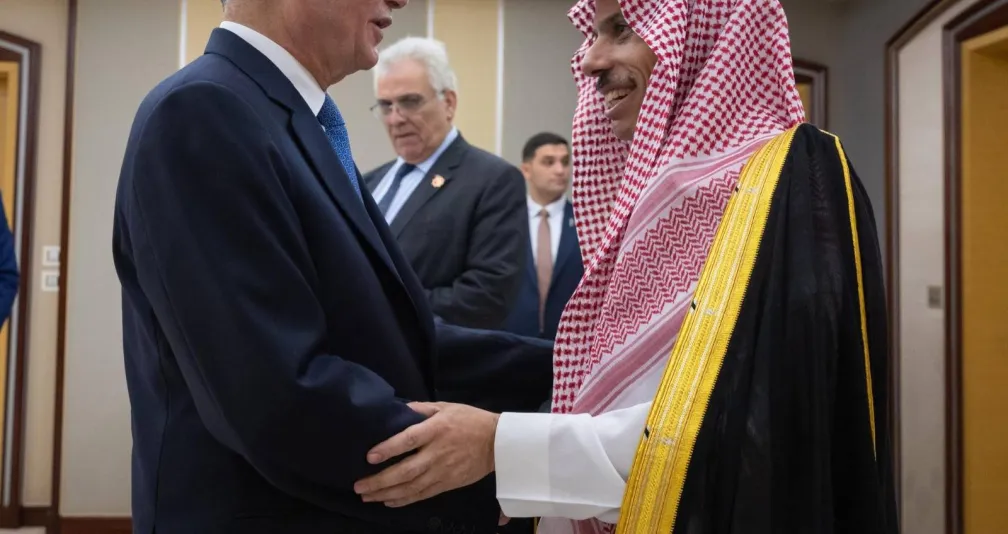 وزير الخارجية السعودي ورئيس الوزراء الفلسطيني يناقشان التطورات في غزة والضفة