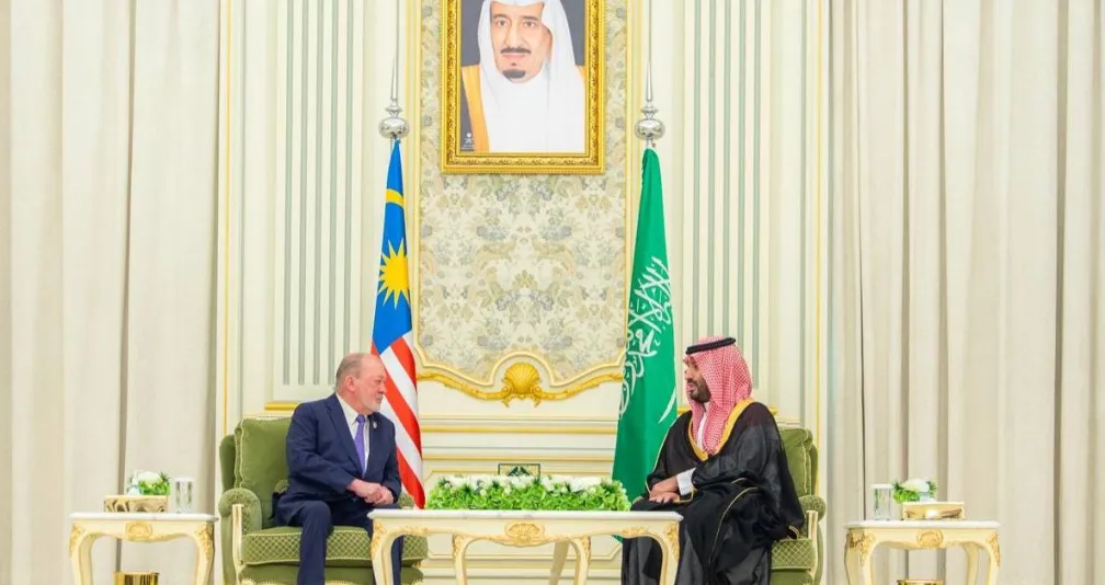 ولي العهد السعودي وملك ماليزيا يبحثان تعزيز آفاق التعاون بين البلدين