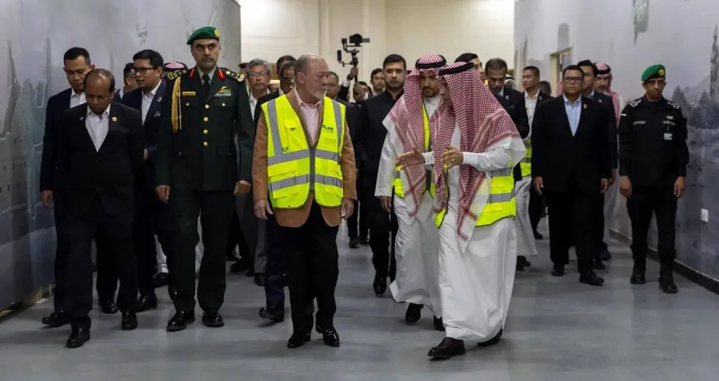 ملك ماليزيا يستكشف مجالات التعاون مع السعودية في الطيران والفضاء