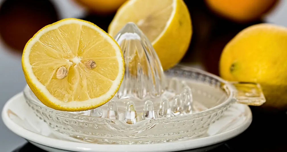 الليمون الطازج والمعبأ: قصة فيتامين مفقود وتفاصيل لا ترويها الزجاجات 2 عصير ليمون طازج بجانب ثمار الليمون