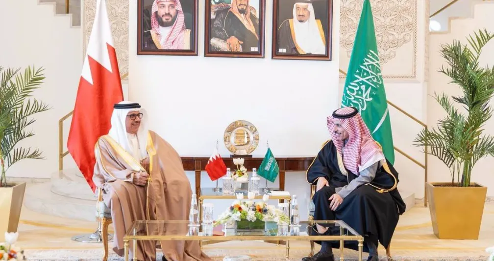 وزير الخارجية السعودي يناقش مع نظيريه البحريني والإيطالي المستجدات الإقليمية والدولية