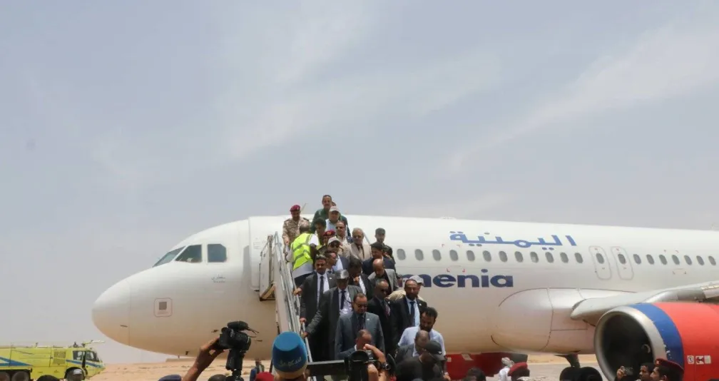 الحوثيون يمنعون وصول أول رحلة تجارية إلى مطار المخا