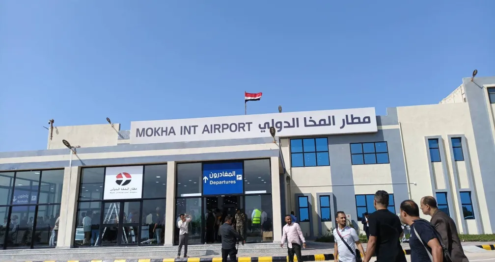 تنديد يمني بمنع الحوثيين الطيران التجاري إلى المخا