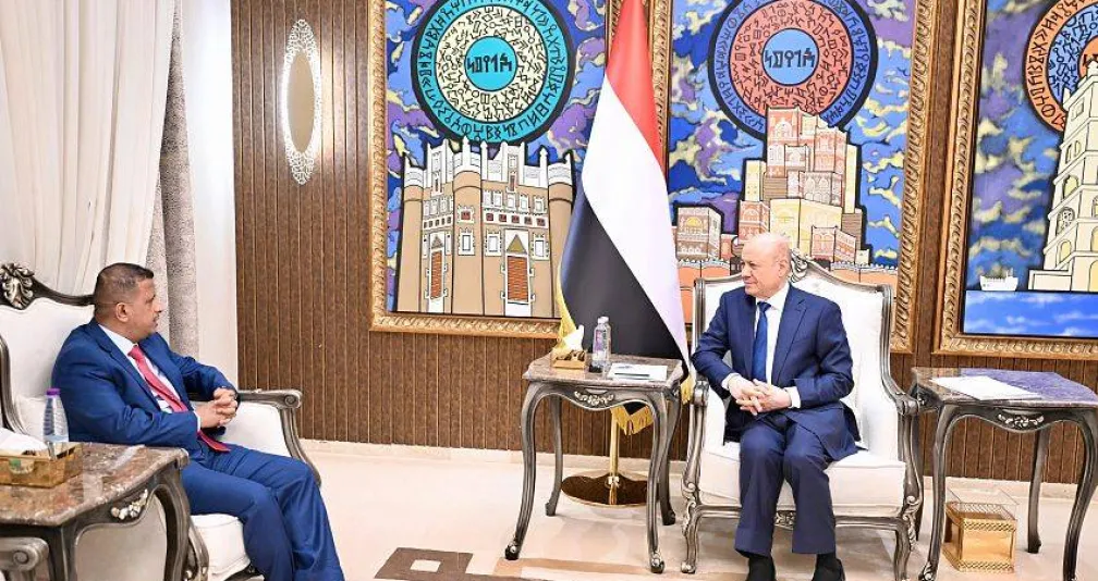 العليمي يؤكد التزام الدولة بحرية الصحافة وحمايتها