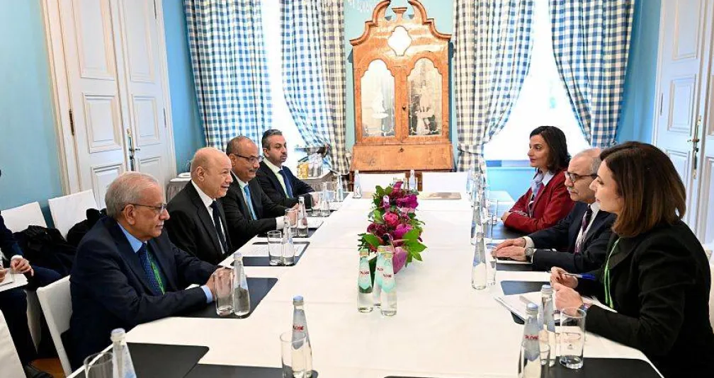 العليمي يطلب من لبنان وقف منصّات الحوثيين الإعلامية