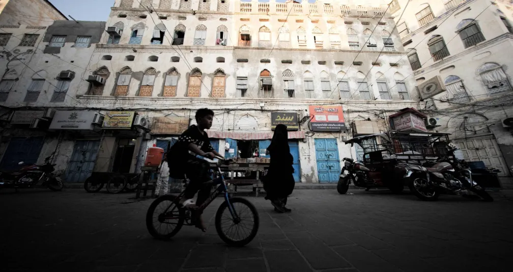 حريق في مركز تجاري بمأرب في اليمن يودي بحياة شخص ويصيب 13