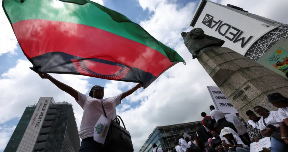 نعش بلا جثمان... جنازة وهمية لتهريب الفحم النباتي في مالاوي