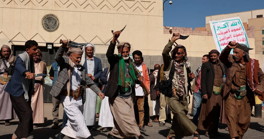 استنفار حوثي لمواجهة الموظفين المطالبين بصرف الرواتب