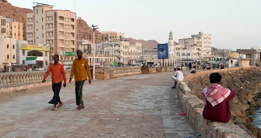 ضبط أسلحة في ساحل حضرموت ومساعدات غذائية في واديها