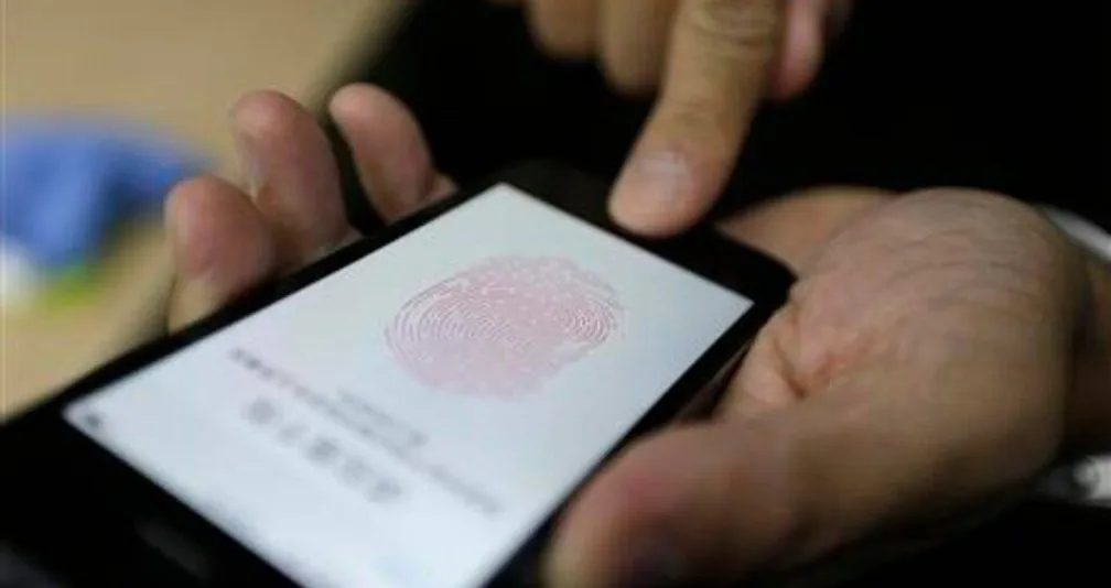 فتح الهاتف بالوجه أو البصمة… راحة أم مخاطرة؟ فتح الهاتف بالوجه أو البصمة… راحة أم مخاطرة؟