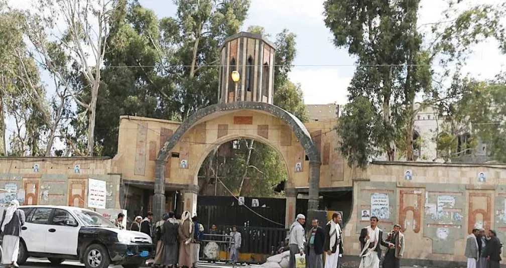 الحوثيون يفرضون آليات أمنية لمراقبة منزل الأحمر بصنعاء