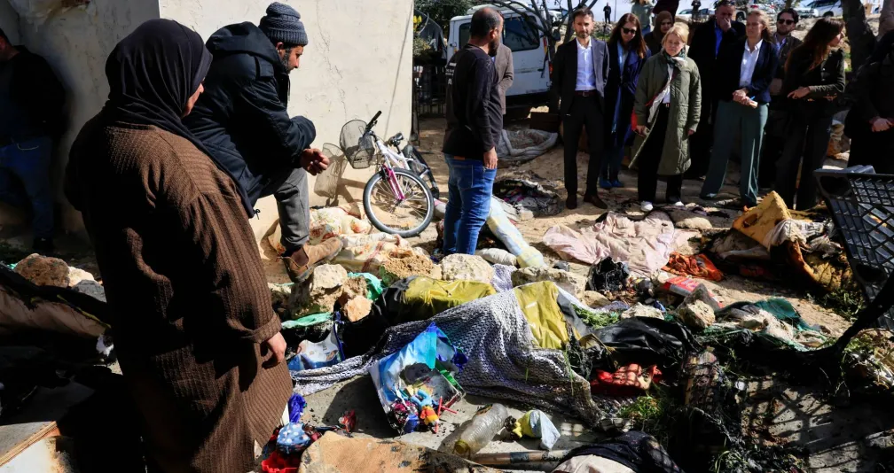 مستوطنون يحرقون منازل ومركبات فلسطينيين بالضفة ويروعون أطفالهم