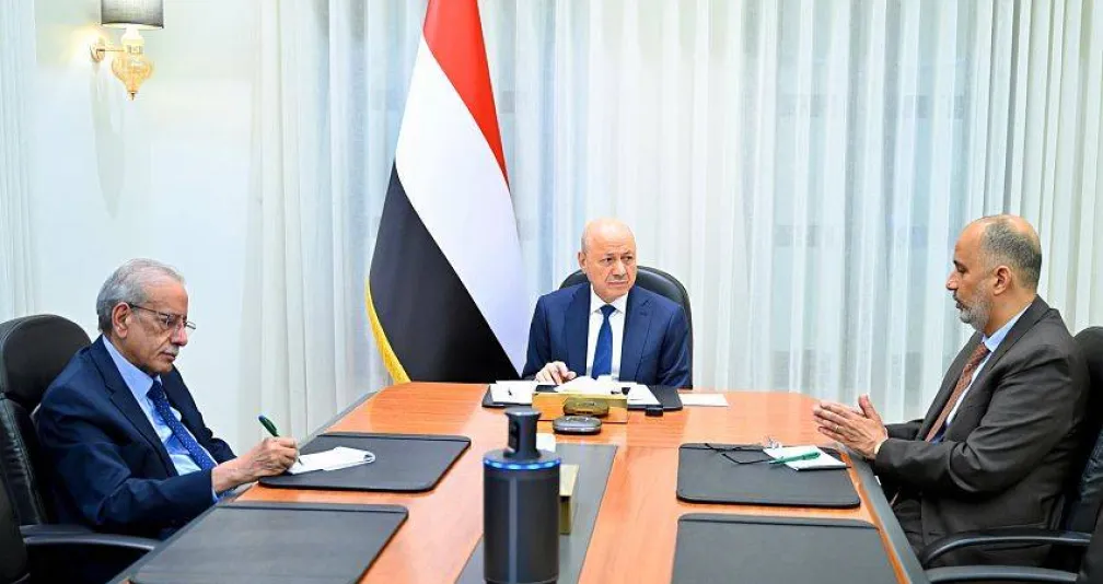 العليمي يقود تدابير يمنية لتجنب تداعيات التصعيد الإقليمي