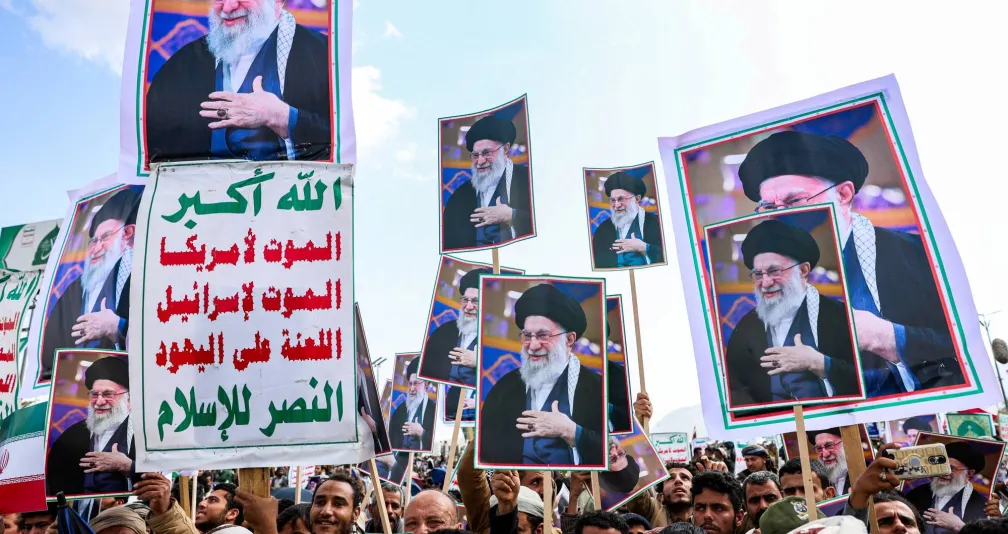 زعيم الحوثيين يلوّح بالانخراط في الحرب إلى جانب إيران