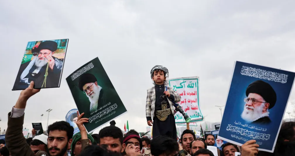 الحوثي يصطفّ مع إيران ويتحاشى إعلان الدخول في الحرب