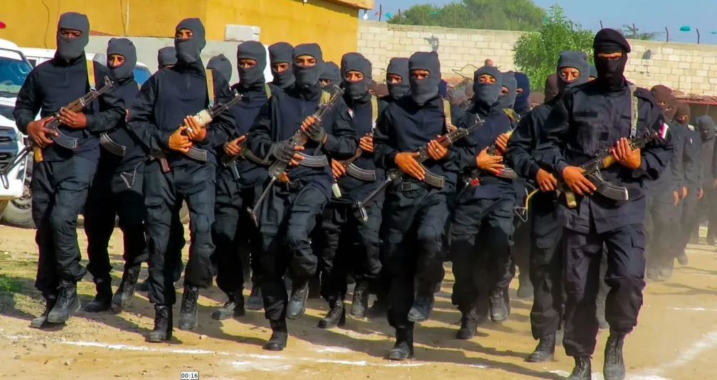 اليمن يحذر من تصعيد الحوثيين وتنسيقهم مع «جماعات إرهابية»