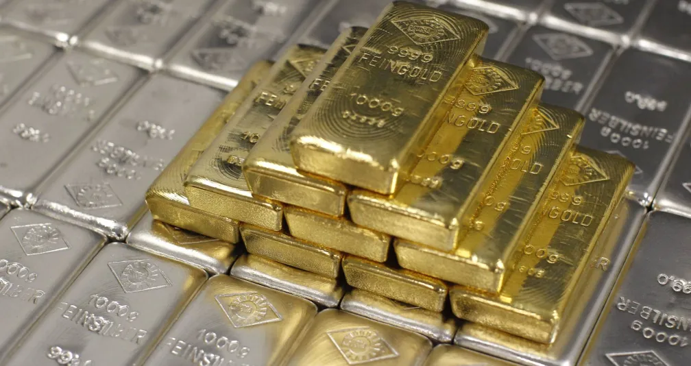 الذهب يتراجع بأكثر من 6 % والفضة تهوي 10.7 % مع اشتعال جبهة النفط الذهب يتراجع بأكثر من 6 % والفضة تهوي 10.7 % مع اشتعال جبهة النفط